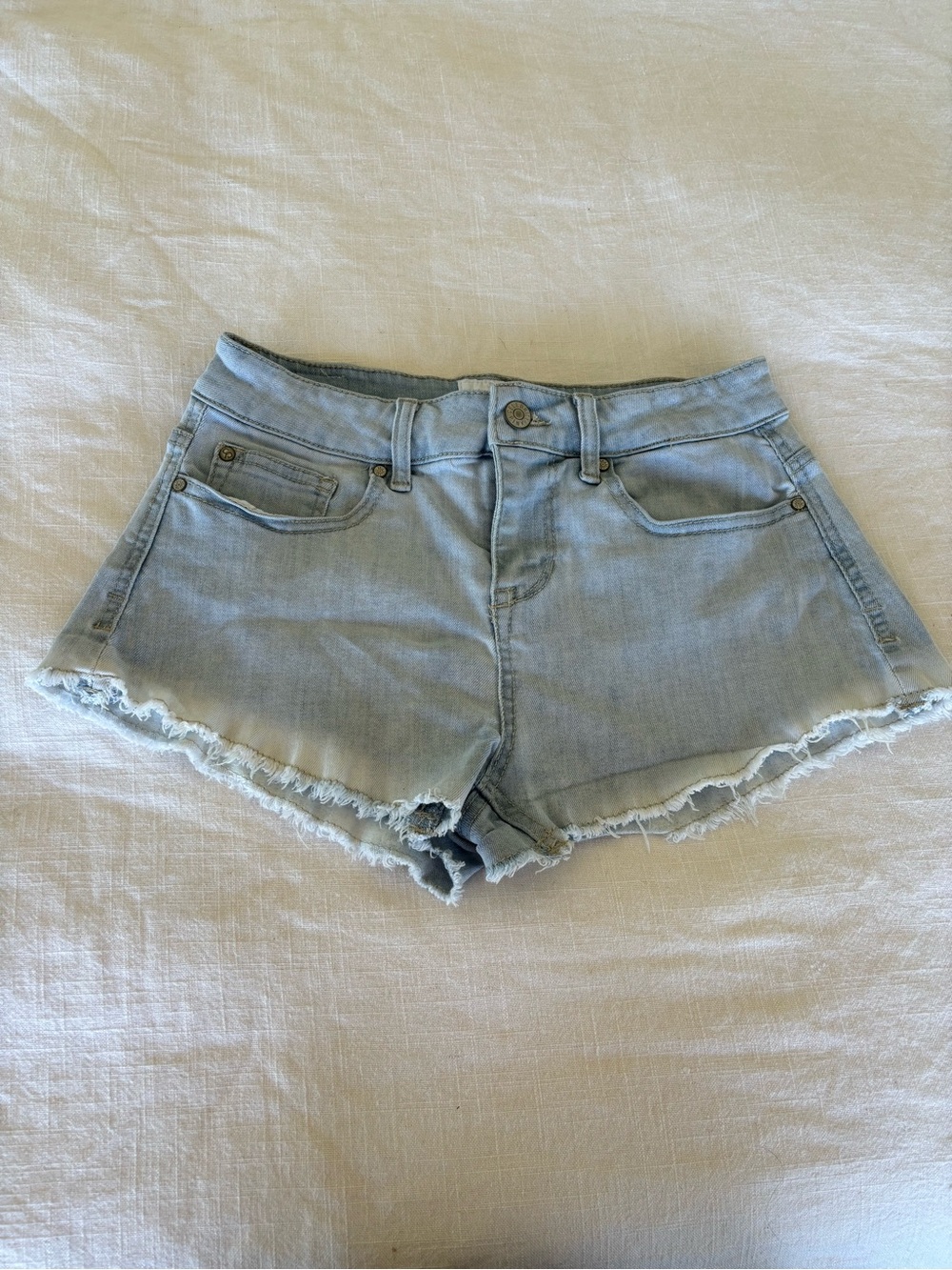 Celebrity Pink Women’s Light Wash Denim Cutoff Shorts Stretch  Size 3/26